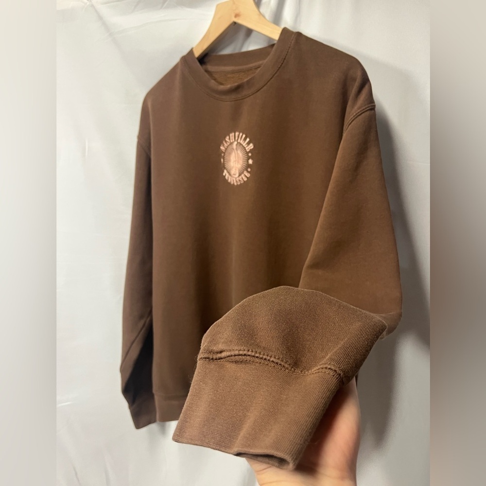 Von Maur Hi Res brand Brown Crewneck w/ pink Nashville Tennessee embroidery - Picture 4 of 7